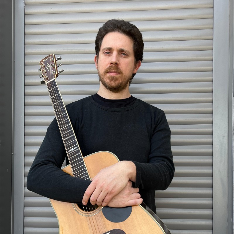 אורי בן צבי - מוזיקאי וגיטריסט אקלקטי